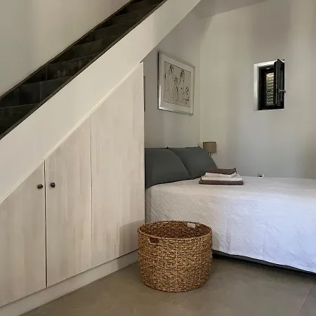 Pituresque Stonehouse With Endless View