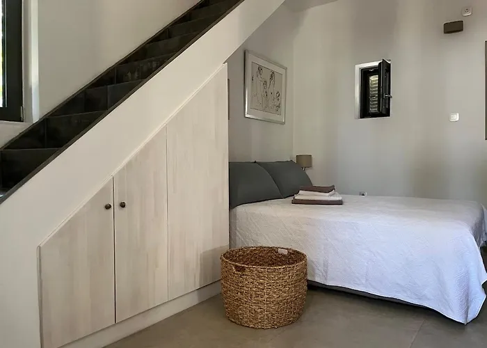 Pituresque Stonehouse With Endless View