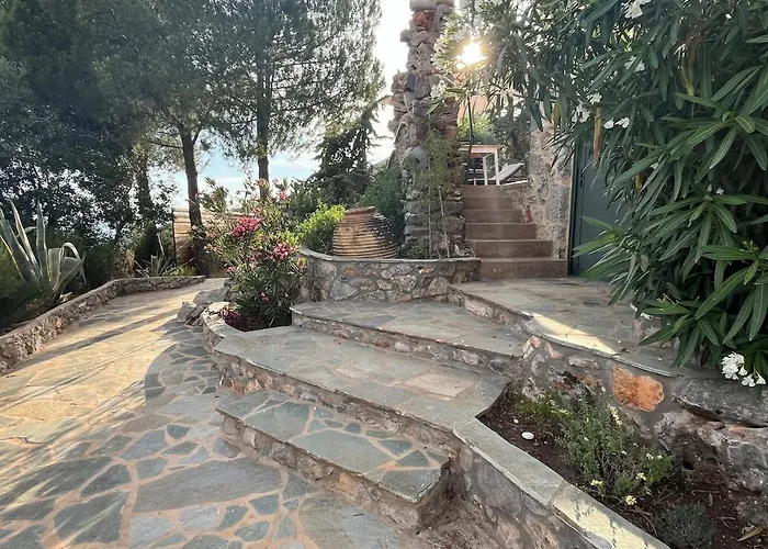 Pituresque Stonehouse With Endless View